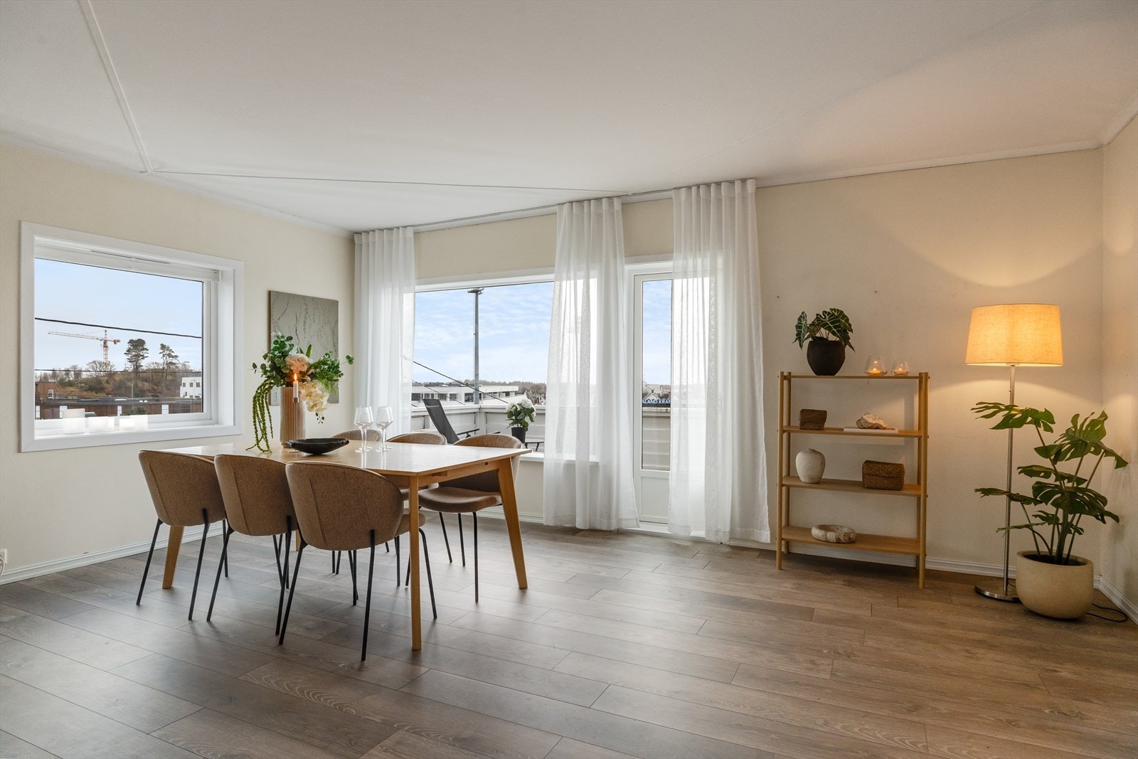 Lys og luftig stue med gode møbleringsmuligheter for spisebordsgruppe, sofa - og tvmøbler. Galleribilde