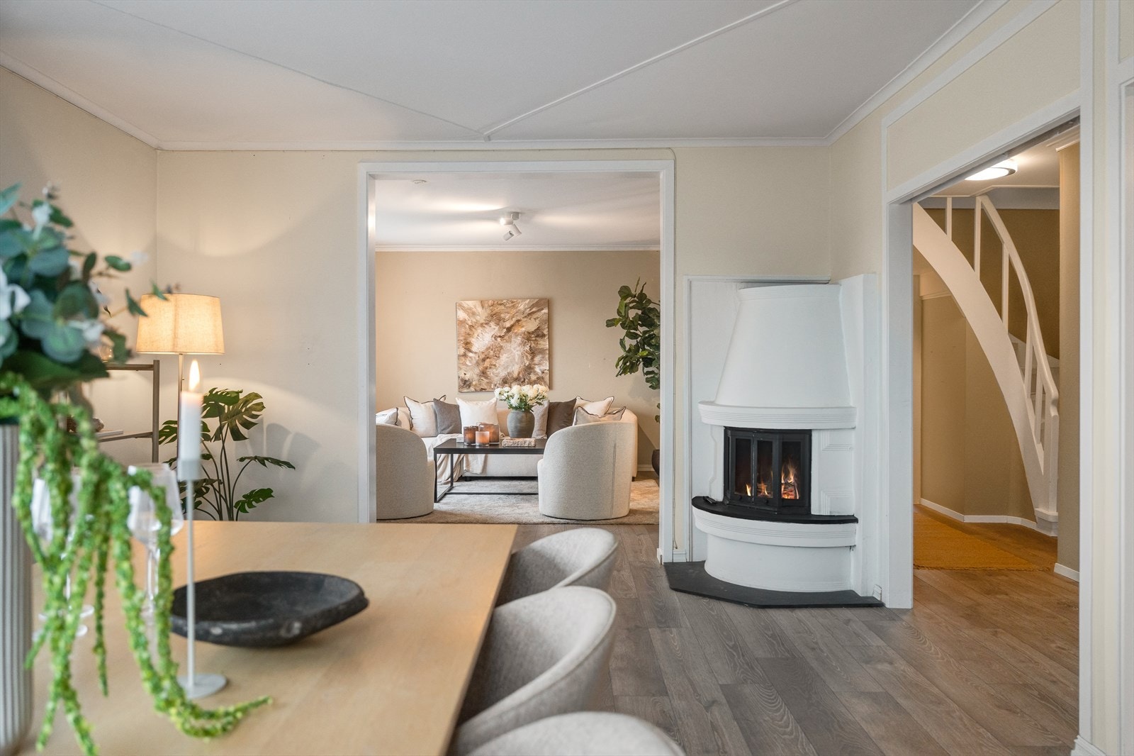 Fra spisestuen er det åpent mot stuen hvor du enkelt kan innrede sofagruppe. Galleribilde