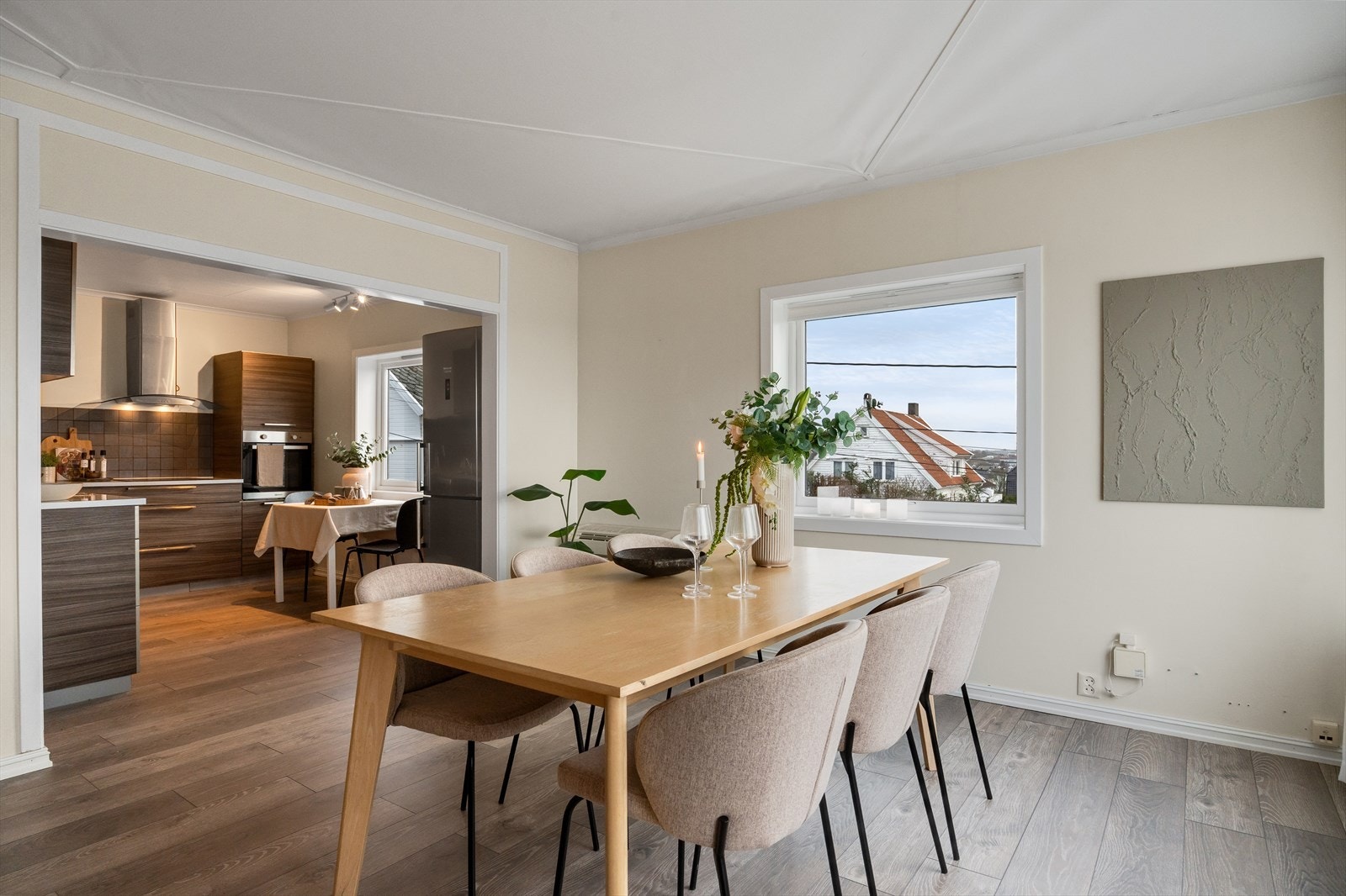 Leiligheten har praktisk åpen løsning mellom stue og kjøkken. Galleribilde