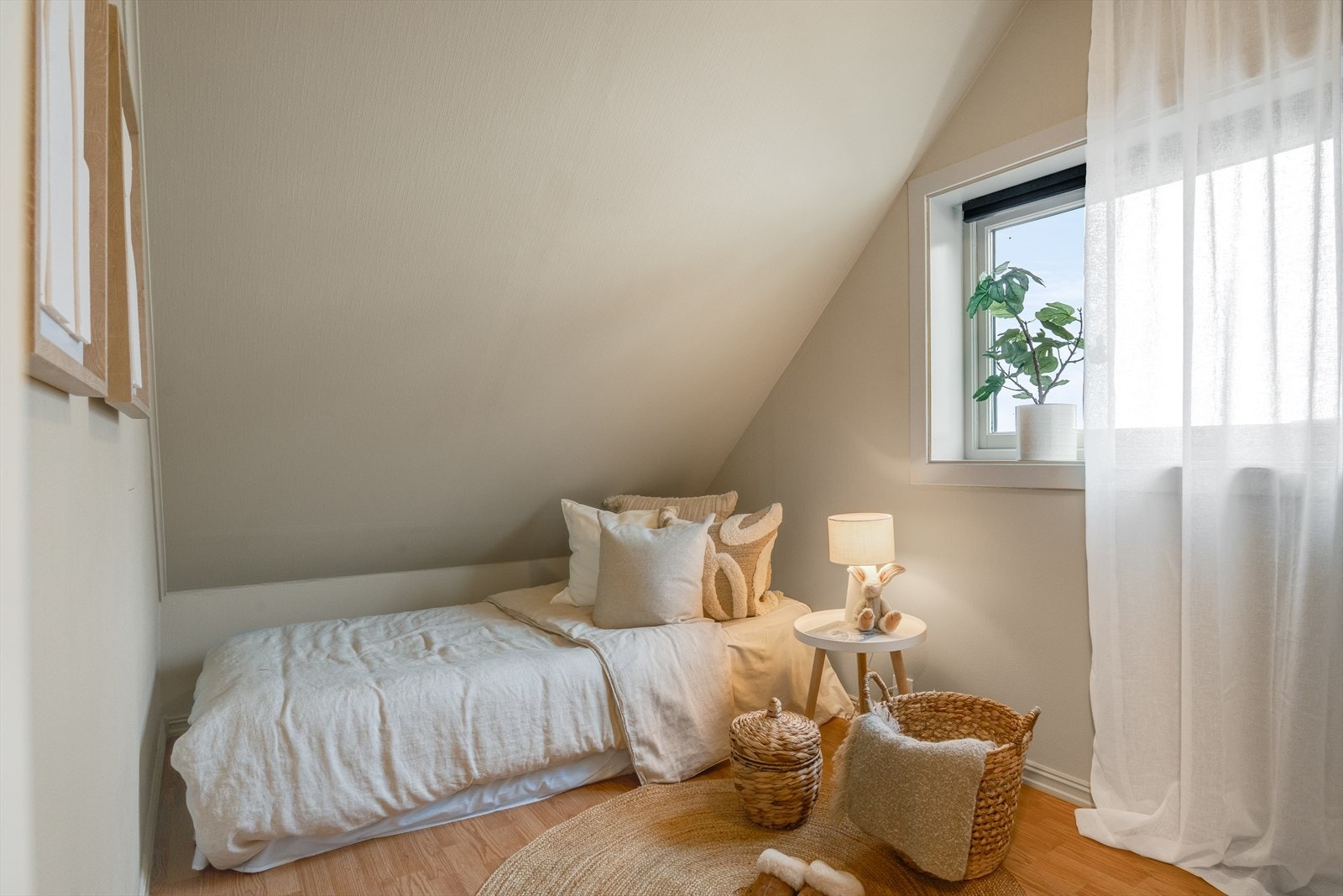 Soverom 2 i denne etasjen har også god plass til seng og nattbord. Galleribilde