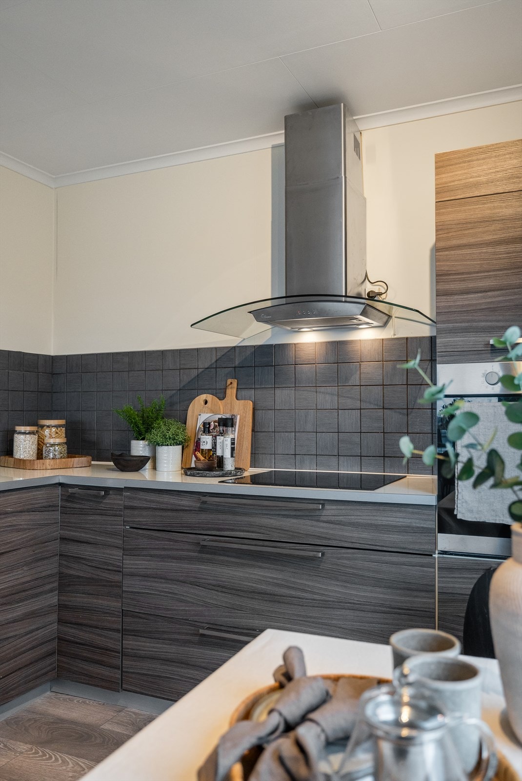 Godt med skap - og benkeplass for matlaging og oppbevaring. Galleribilde