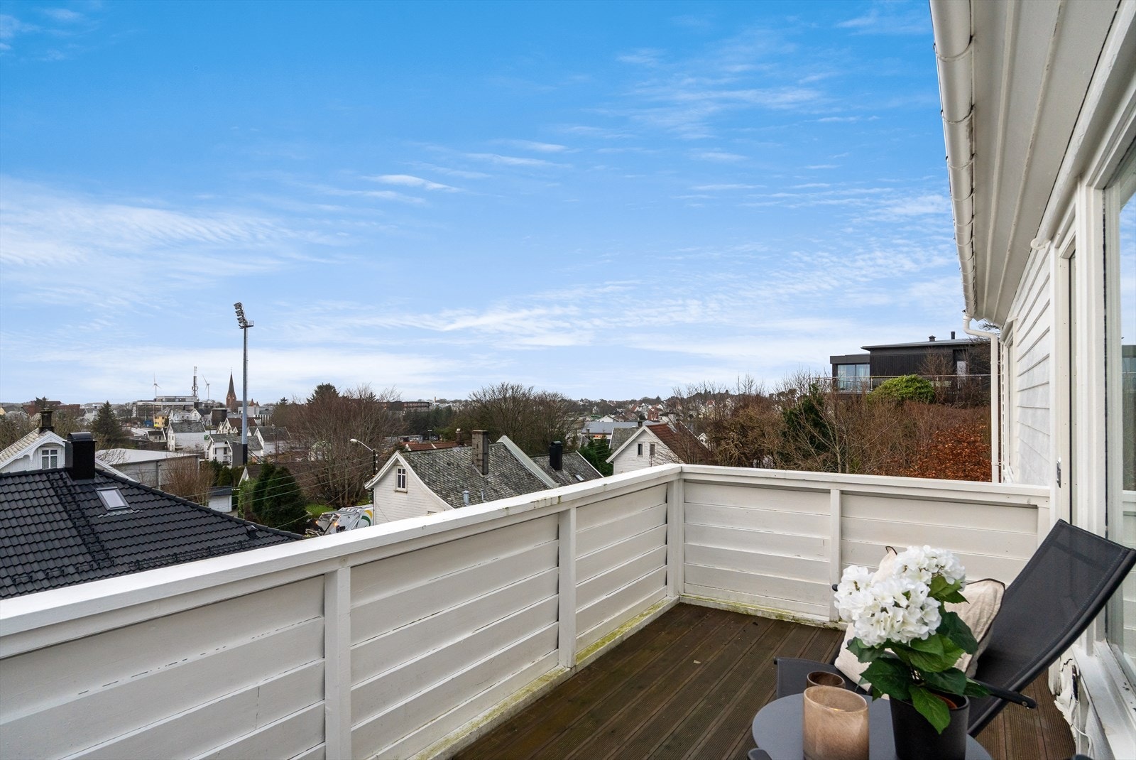 En flott halvpart av en horisontaldelt tomannsbolig med attraktiv og sentral beliggenhet i Haugesund. Galleribilde