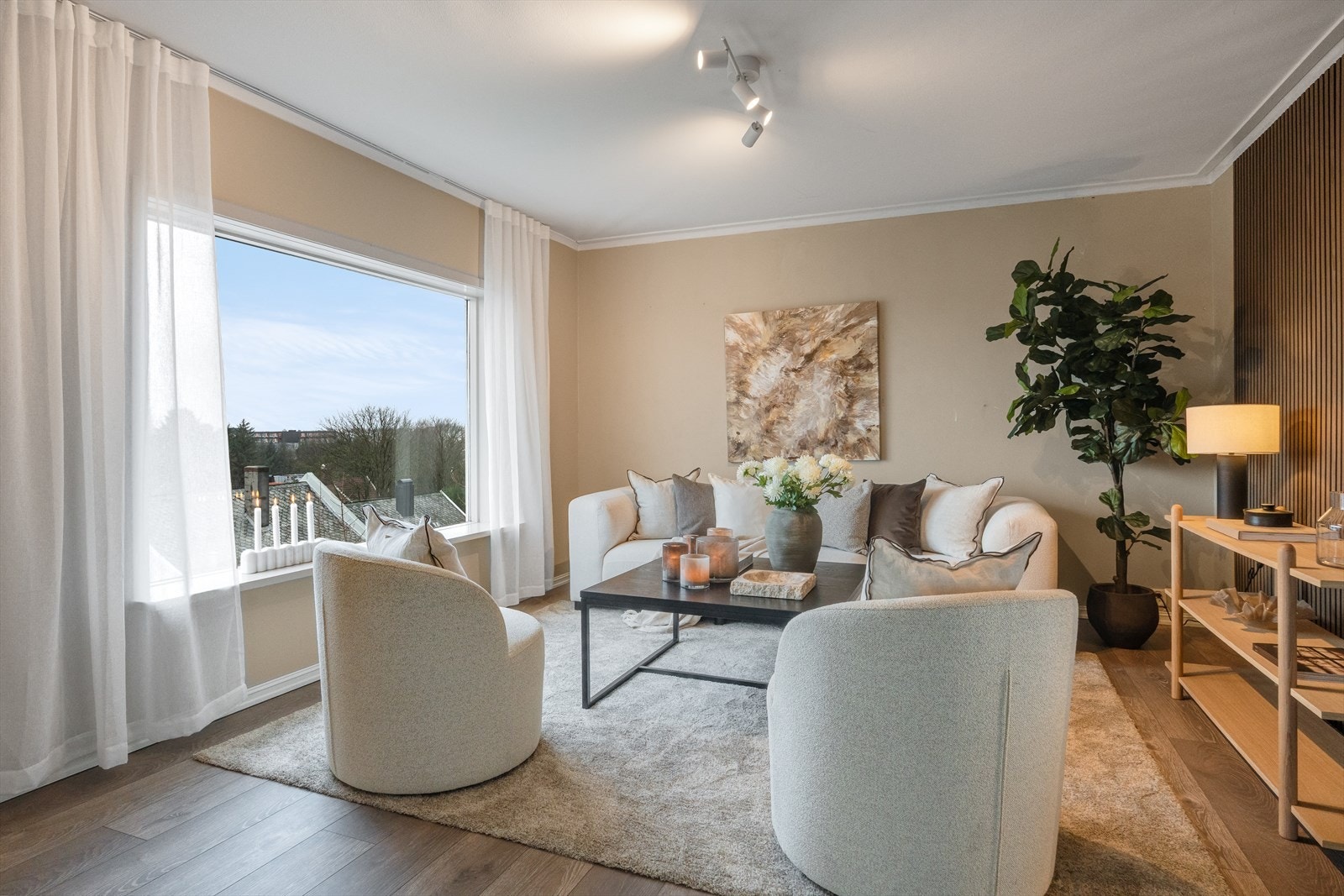 Rommet har delikate farger på veggflater. Galleribilde