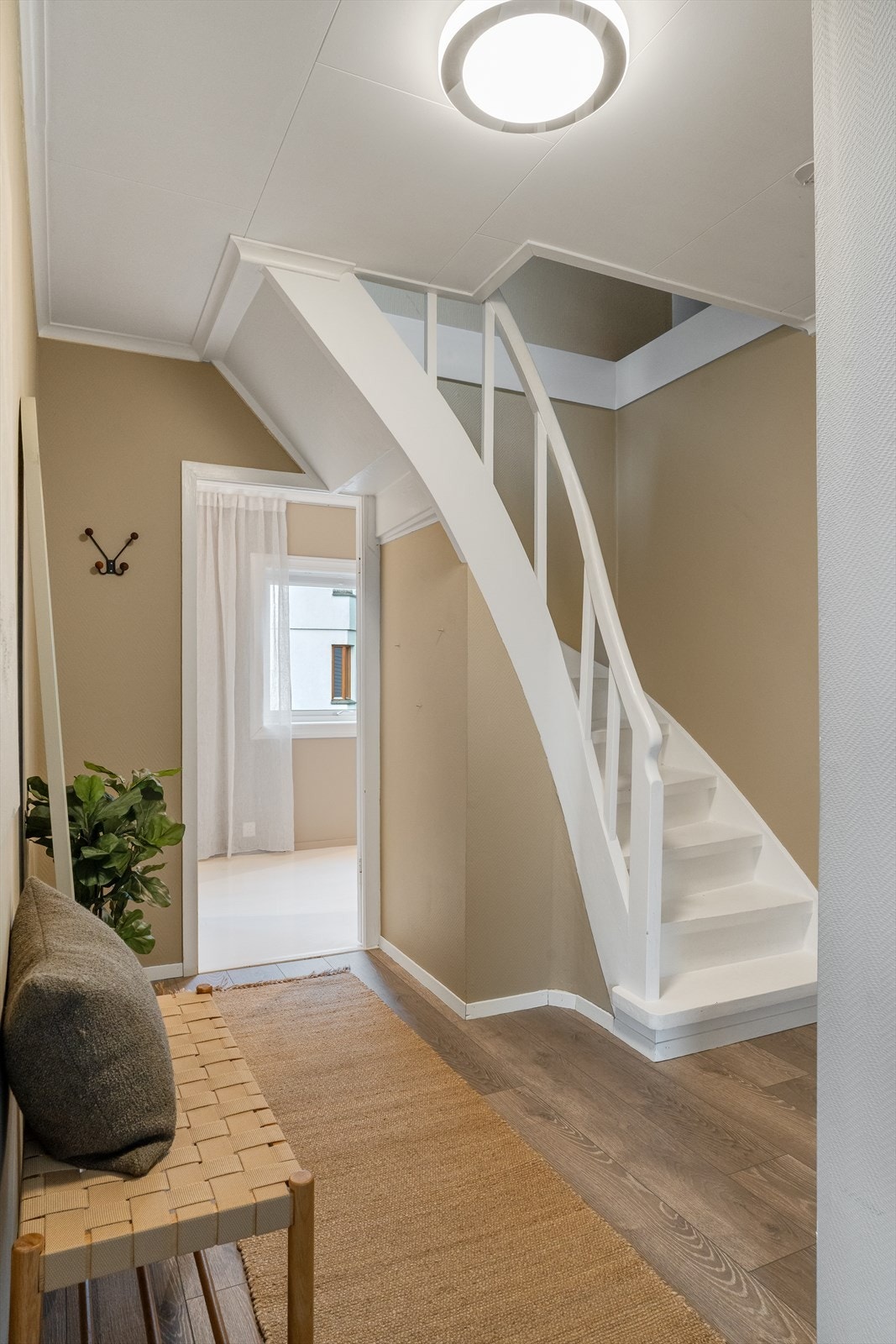 Fra gangen er det trapp opp til loftsetasjen. Galleribilde