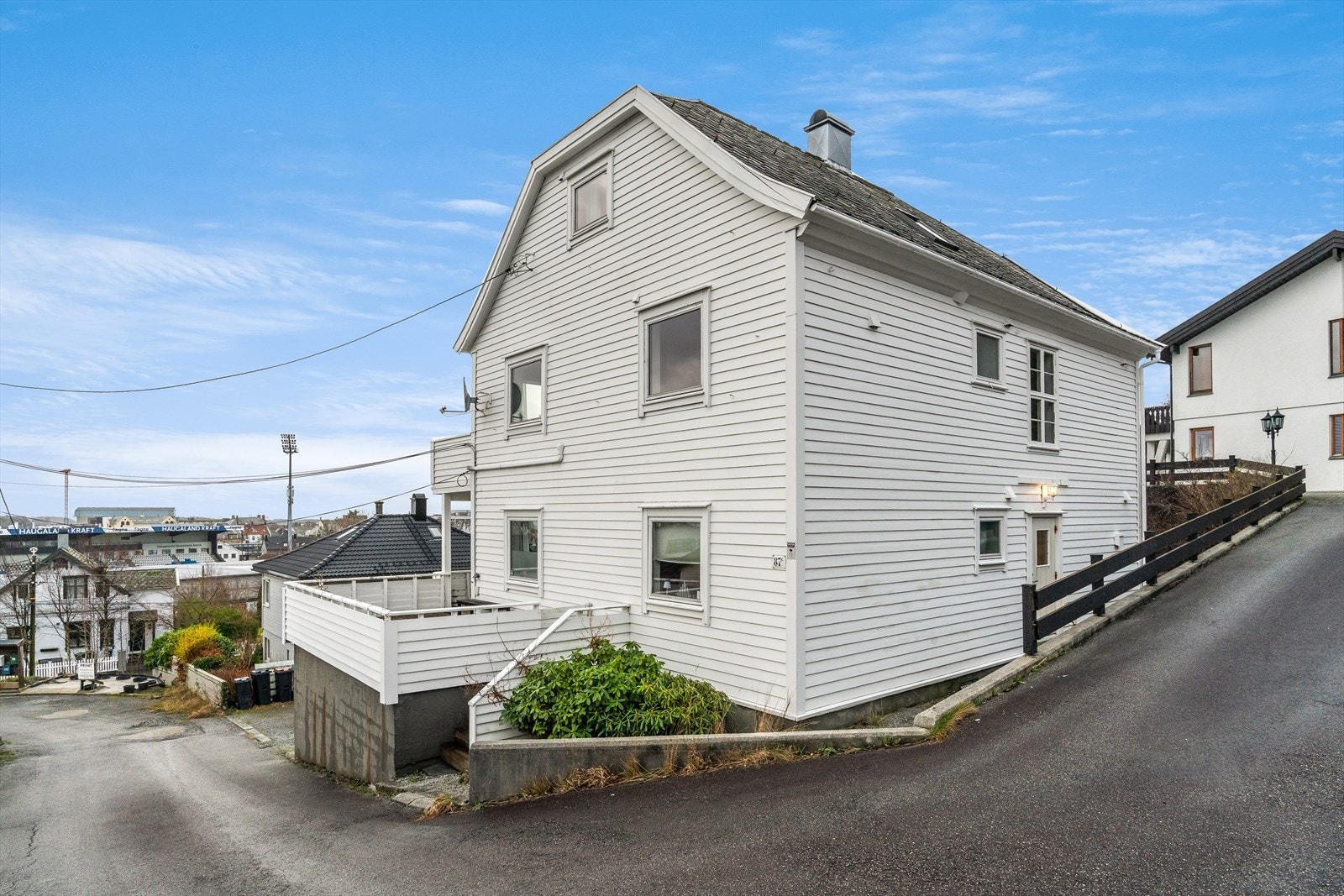 Det er flere barnehager og skoler i området, samt gangavstand til store arbeidsplasser og et utvidet butikk - og servicetilbud i Haugesund sentrum. Galleribilde