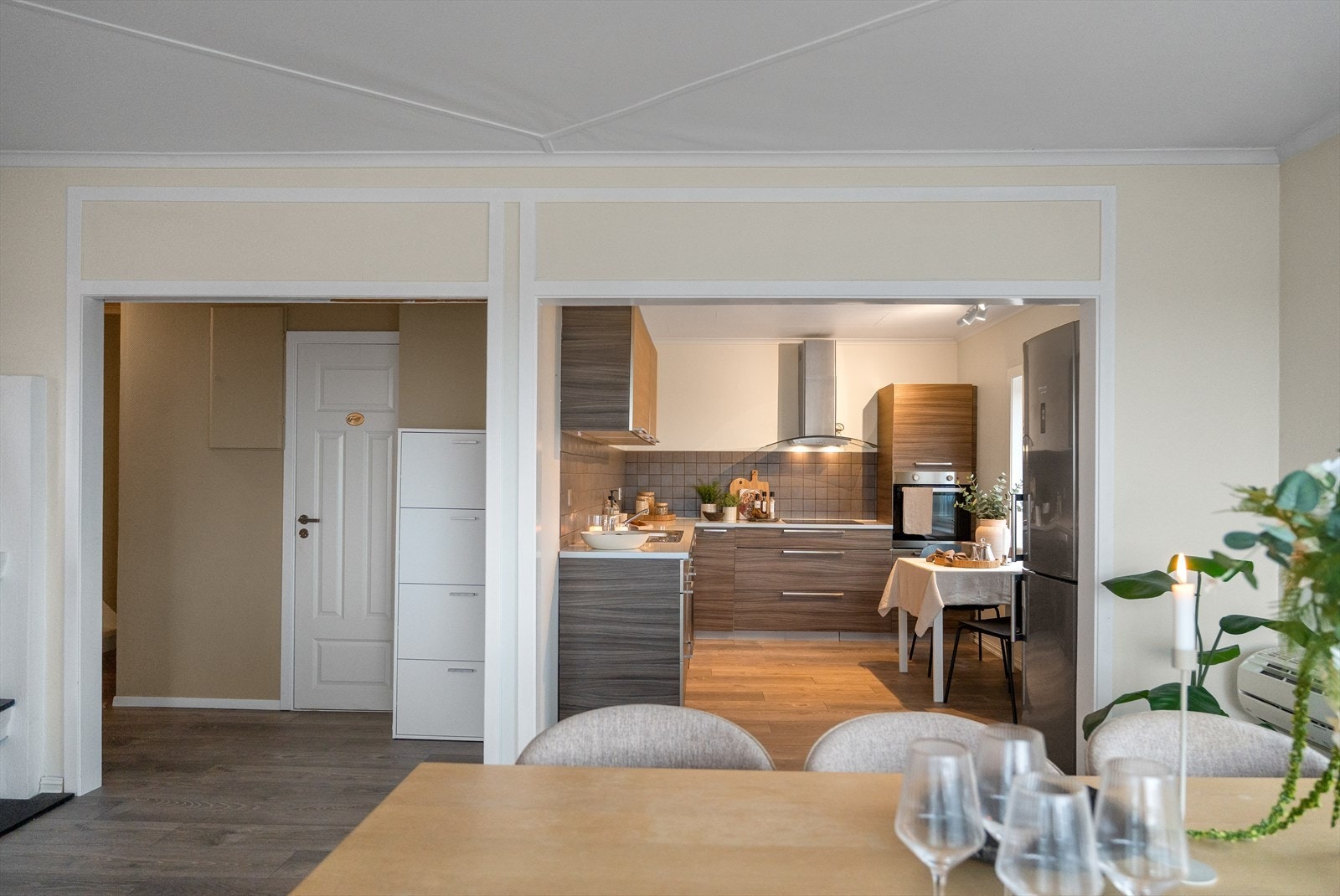 I denne etasjen er det blitt lagt nytt gulv i gang, stue og kjøkken. Galleribilde