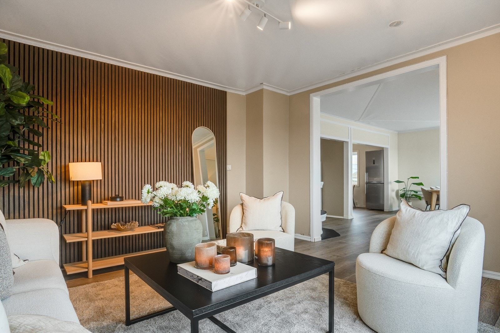 I spisestuen er det både varmepumpe og peisovn som varmer godt på kalde dager. Galleribilde