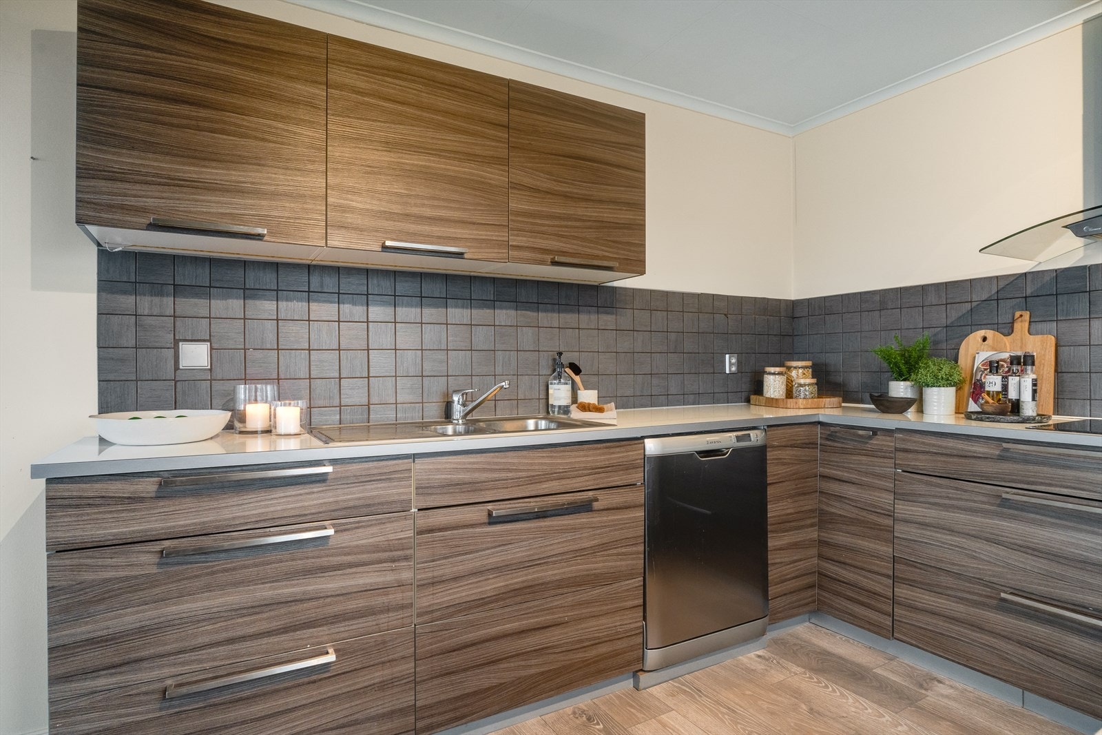 Av hvitevarer er det integrert stekeovn og platetopp. Frittstående kjøleskap og oppvaskmaskin. Galleribilde