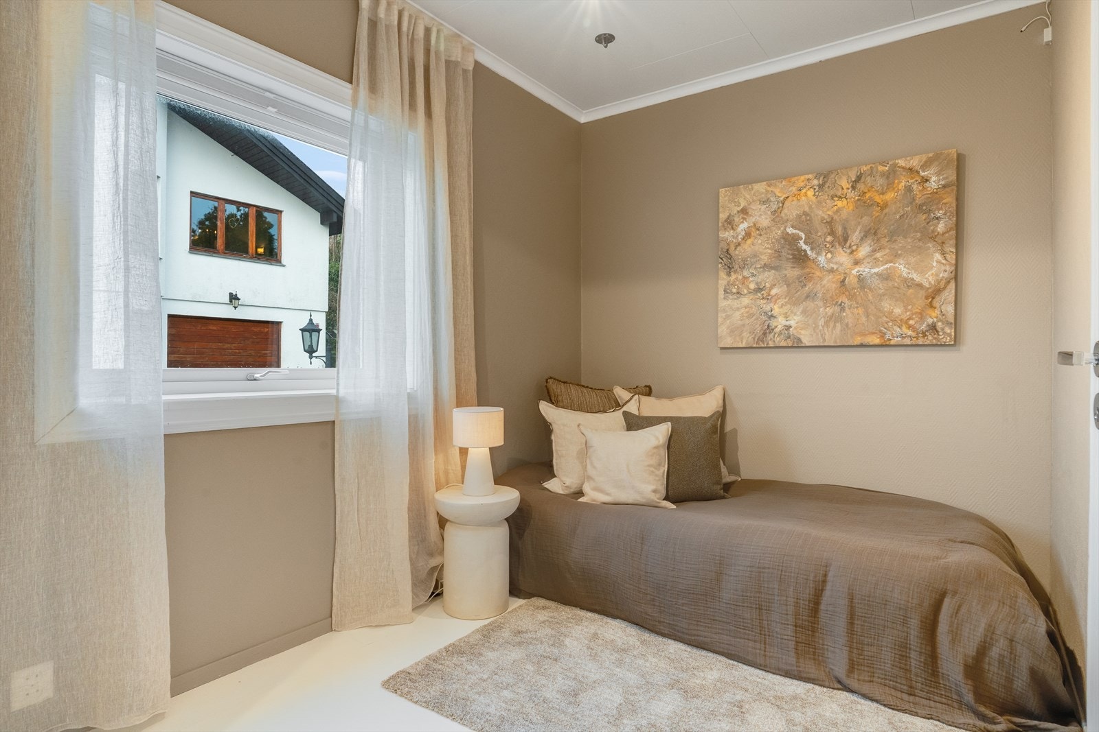 Soverommet i denne etasjen lar seg enkelt møblere med seng, nattbord og garderobeskap. Galleribilde