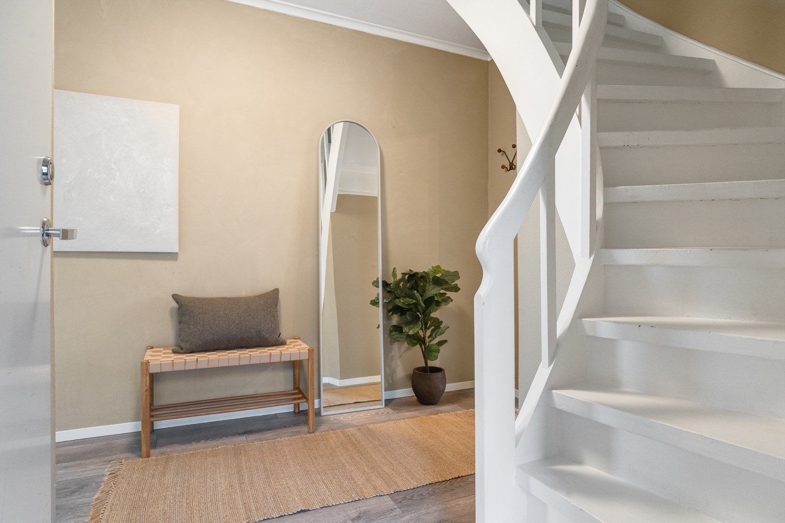 Romslig entrè med plass til sko og yttertøy i ønsket oppbevaringsmøblement. Galleribilde