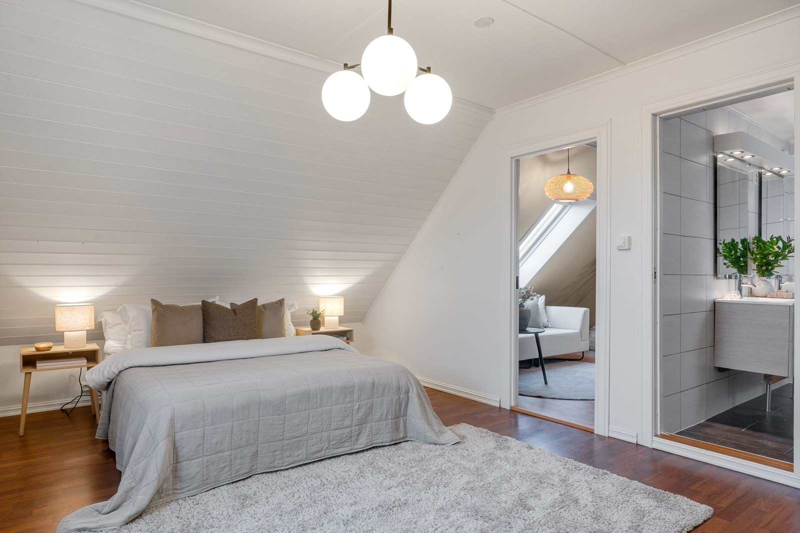 Hovedsoverommet er romslig og har adkomst til bad. Galleribilde