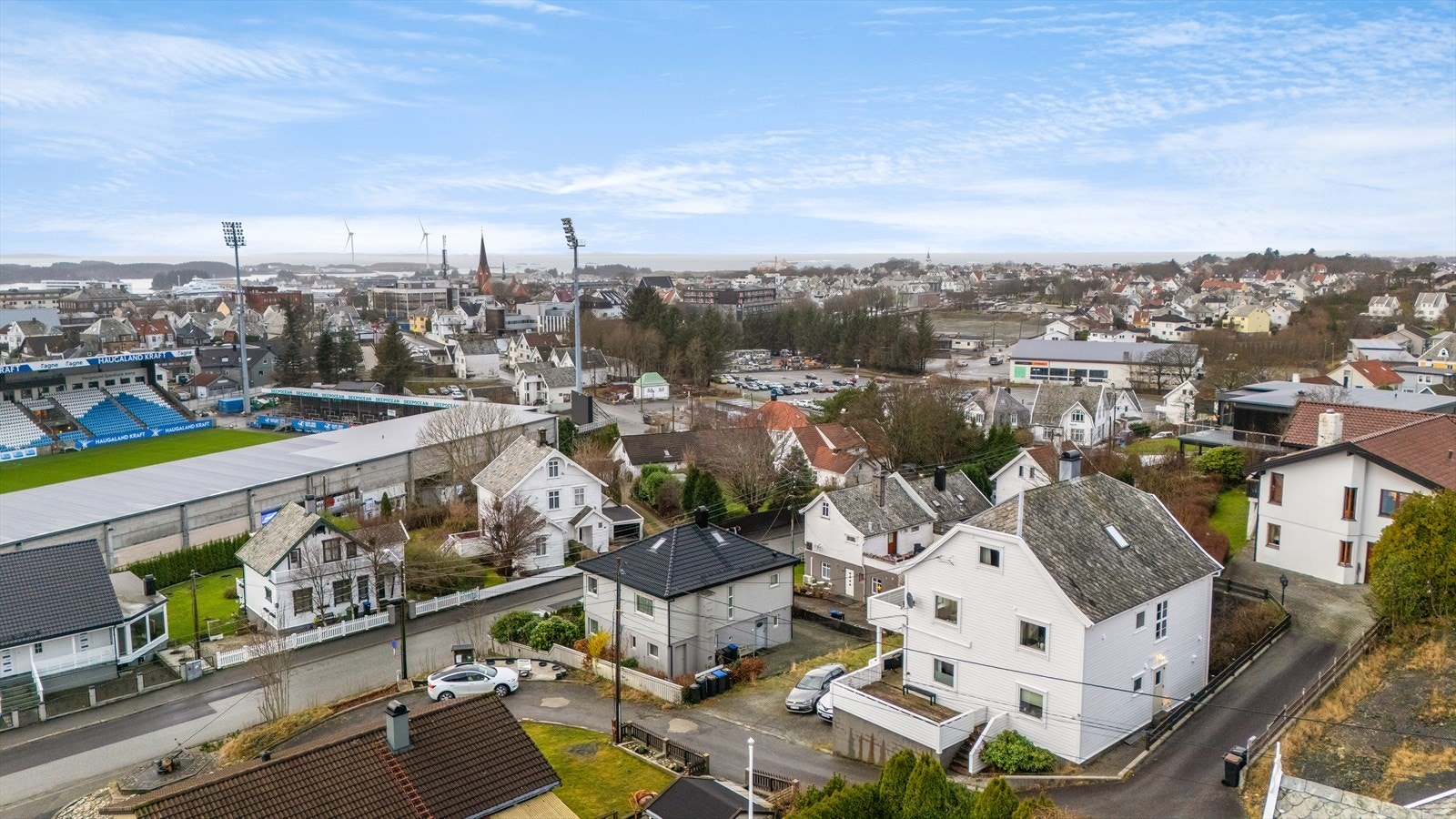 Det er busstopp like ved Haugesund Stadion hvor flere linjer har hyppige avganger. Galleribilde
