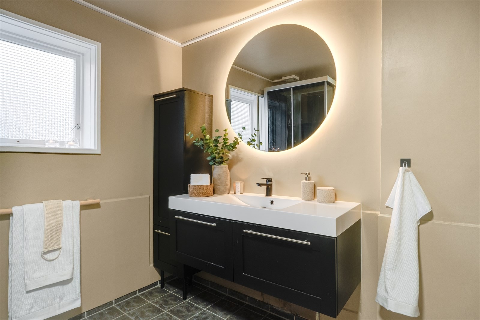 Det er innredet med vegghengt servant med gode skuffer, skap, toalett og dusjkabinett. Galleribilde