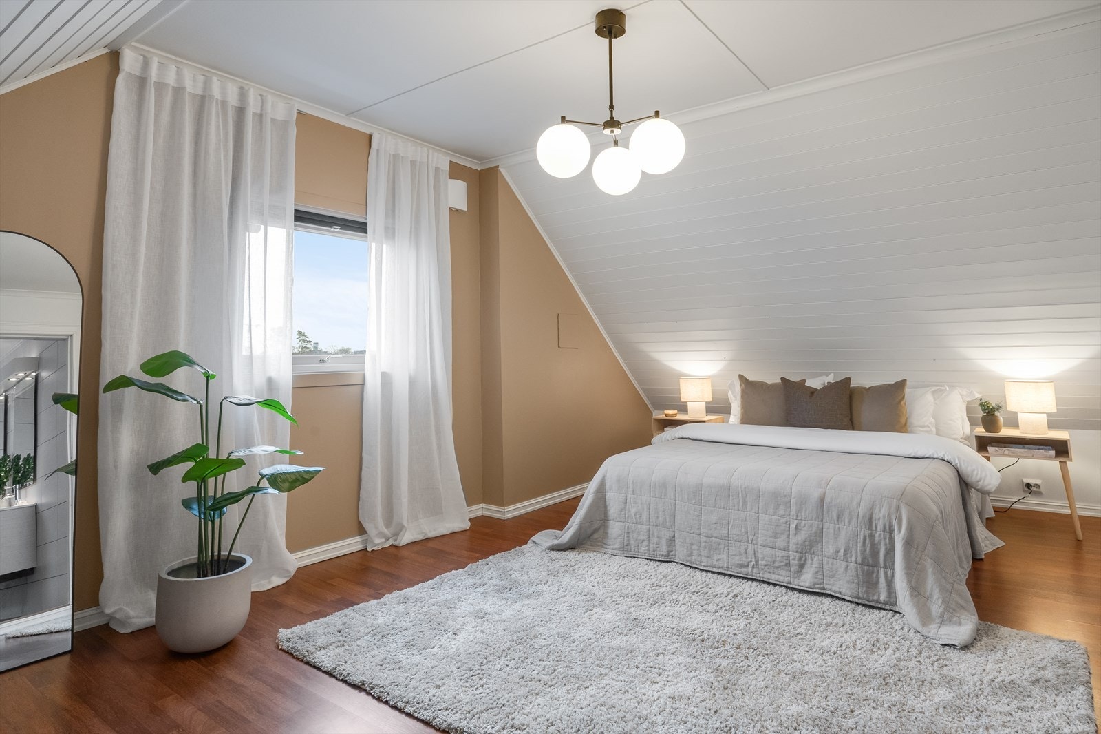 Hovedsoverommet har god plass til møblering av dobbeltseng, nattbord og grderobeskap. Galleribilde