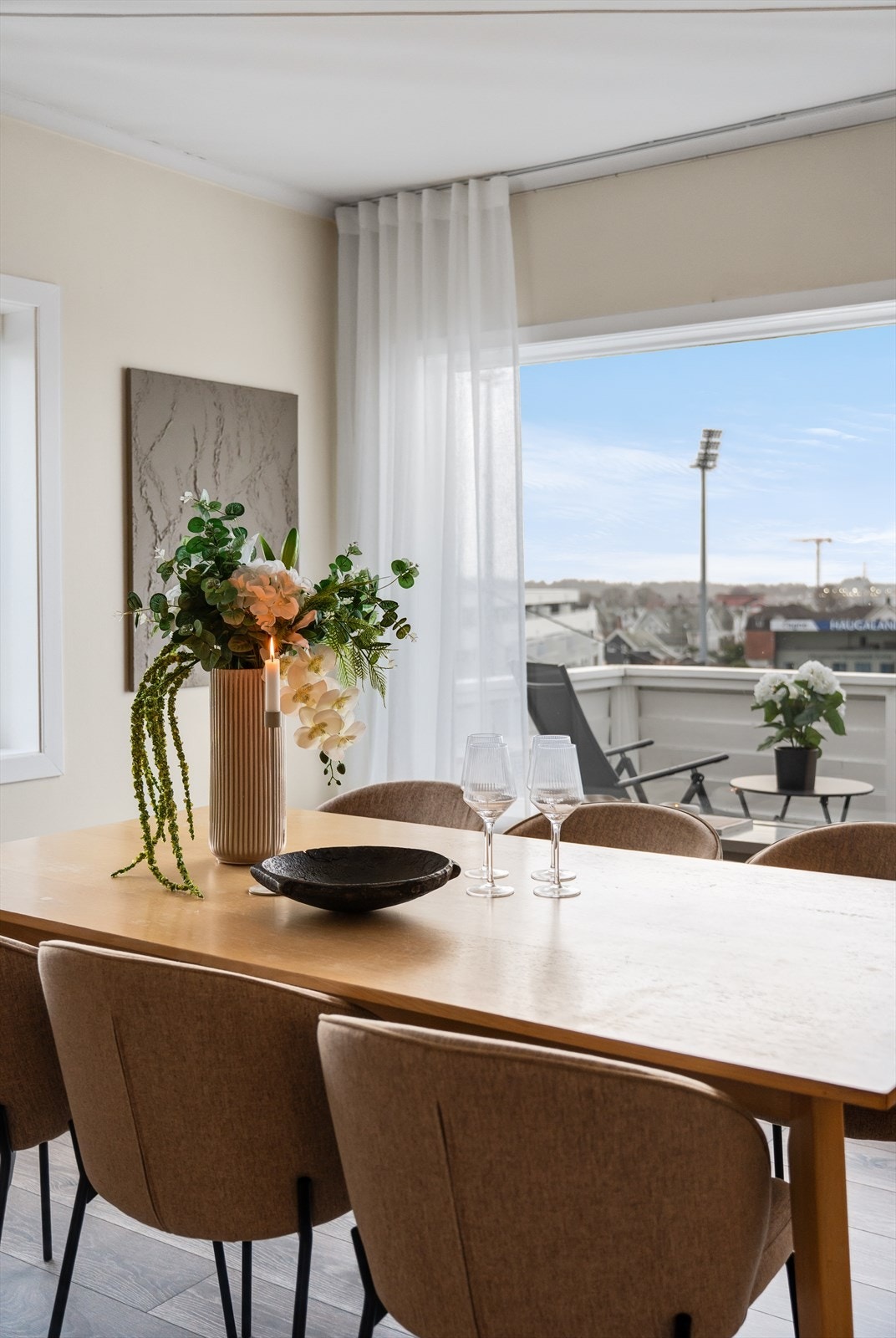 Store vindusflater sørger for et godt lysinnslipp av naturlig lys og luftighet i rommet. Galleribilde