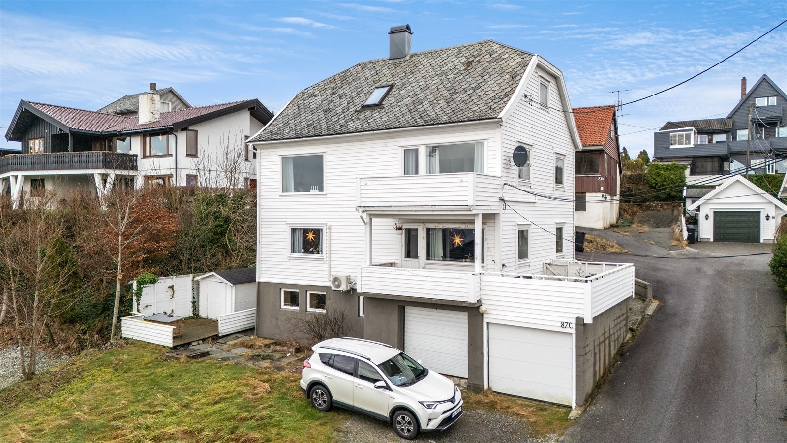 Leiligheten disponerer den ytterste garasjen (til høyre). Galleribilde