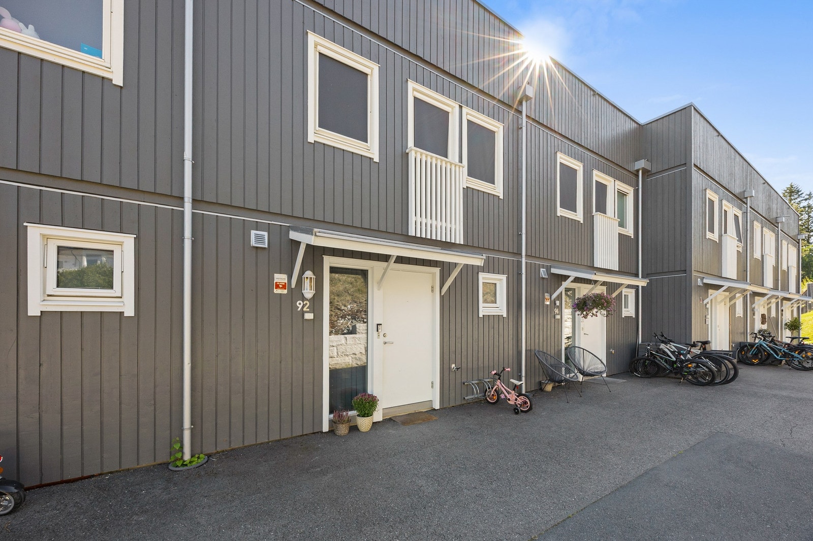 Hyggelig inngangsparti delvis overbygget Galleribilde