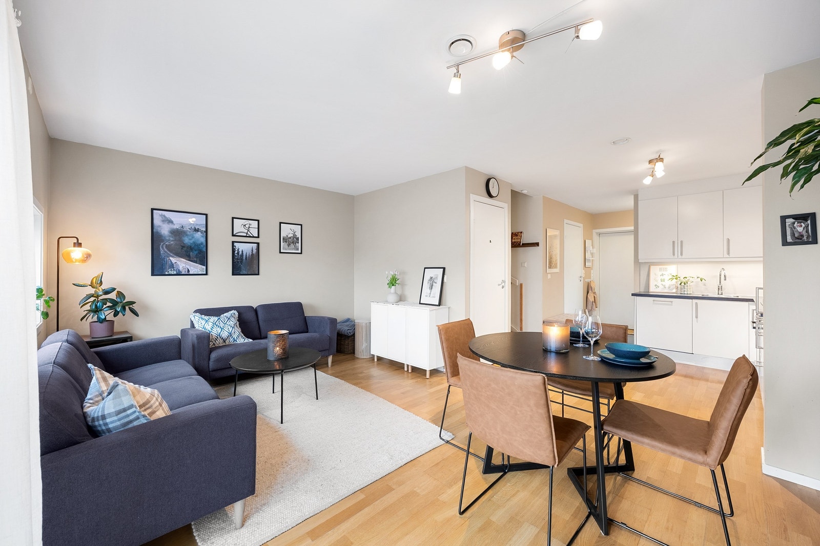 Hyggelig stue med naturlig sofahjørne Galleribilde