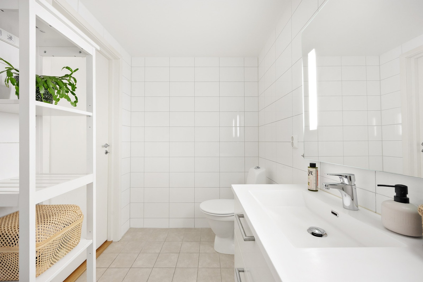 Servant med underskap samt speil med belysning Galleribilde