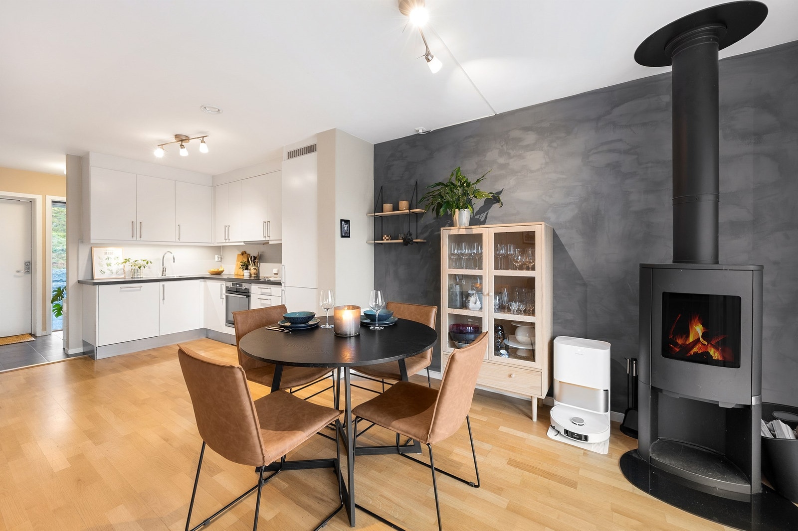 Åpen stue/kjøkkenløsning med hyggelig peisovn for lun og god varme Galleribilde