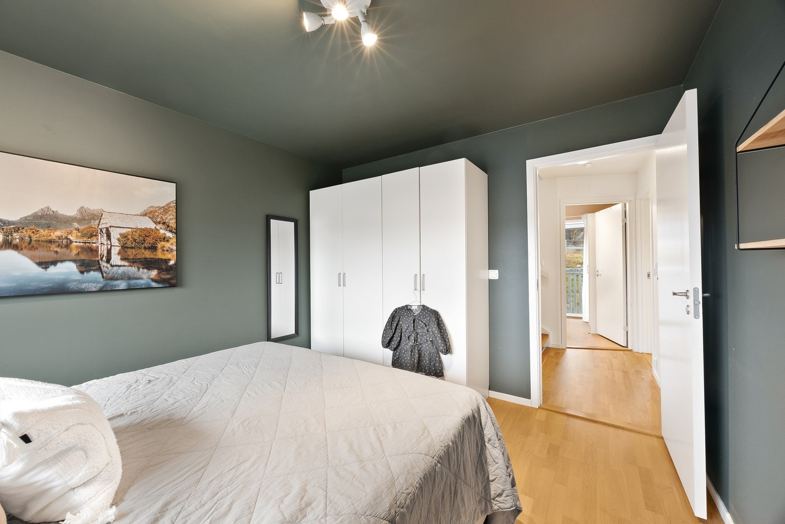 Rommet er av god størrelse og rikelig med oppbevaring Galleribilde