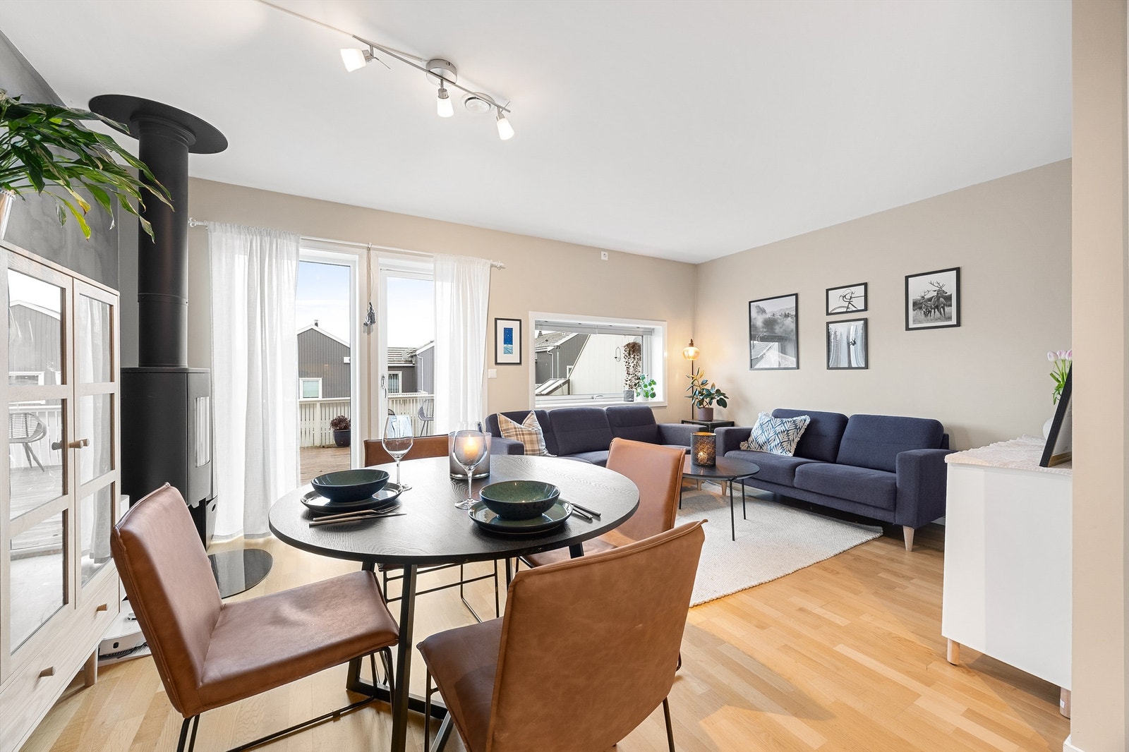 Store vindusflater som gir rikelig med naturlig belysning Galleribilde