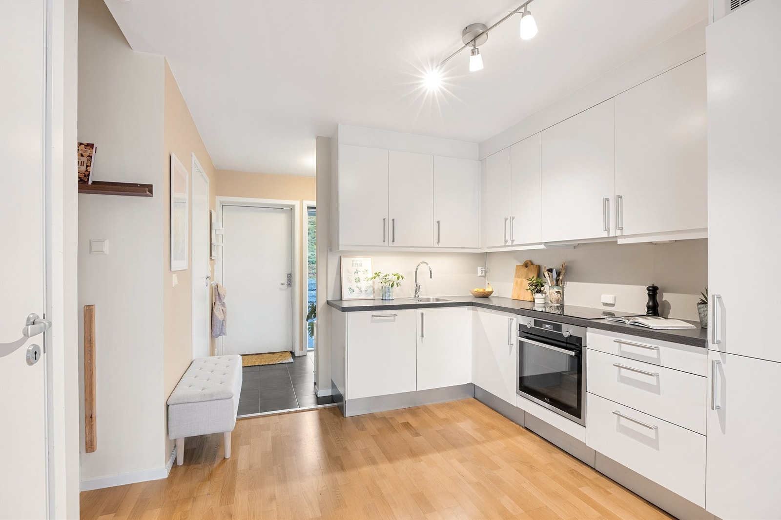 Lyst kjøkken fra 2014 med integrerte hvitevarer Galleribilde