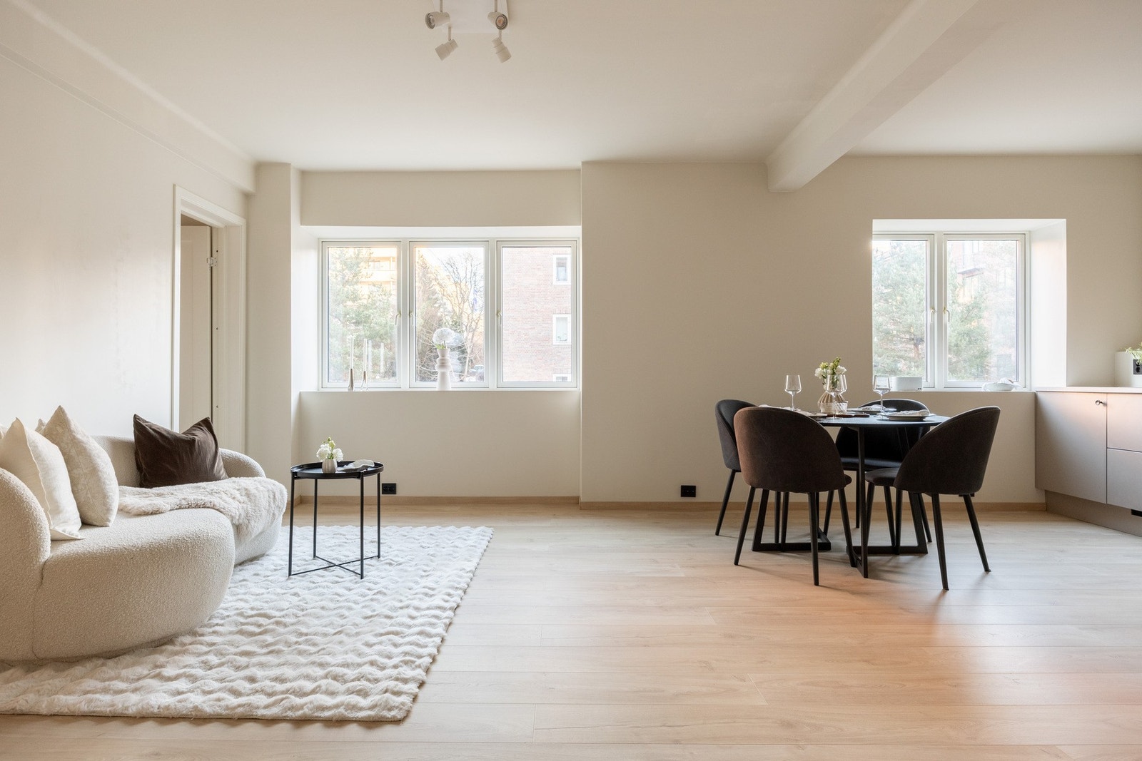 Leiligheten ligger i en svært høy 1. etasje, og oppleves som en 2. etasje uten innsyn. Vinduer fra 2007. Galleribilde