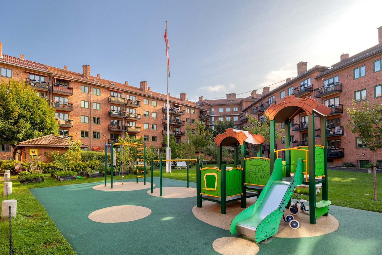 Felles lekeplass, sittegrupper, bordtennis mm.! Galleribilde