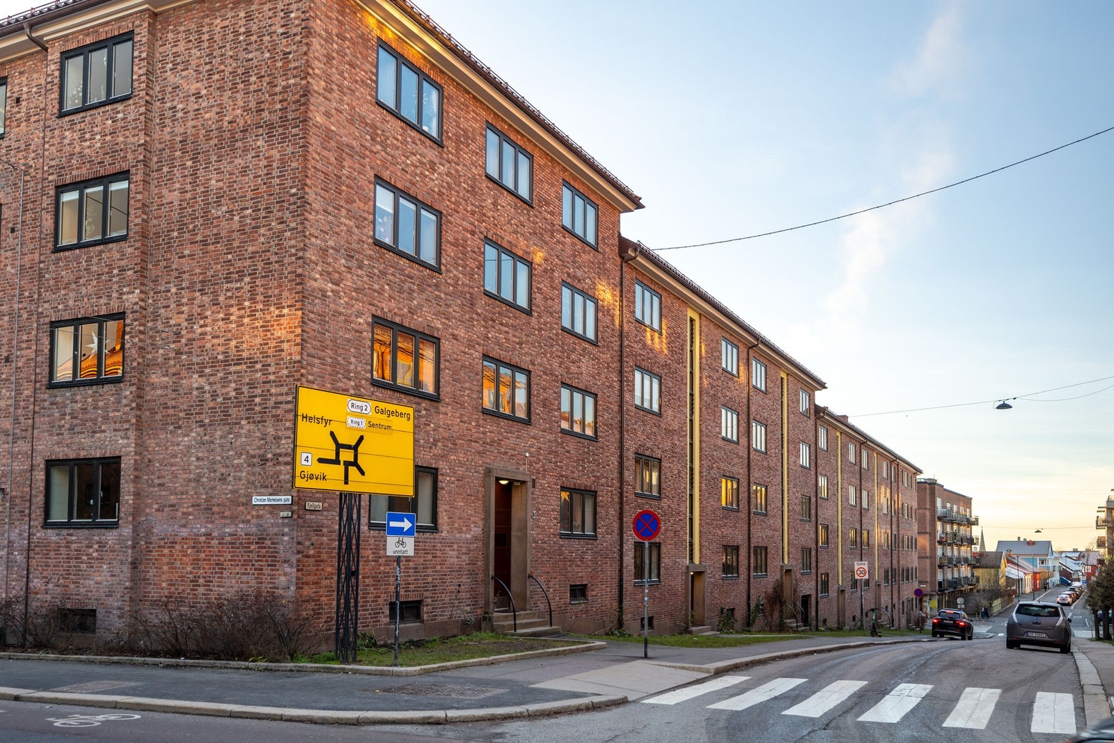 Fasade. Leiligheten ligger i byggets 1. etasje, men har ingen innsyn Galleribilde