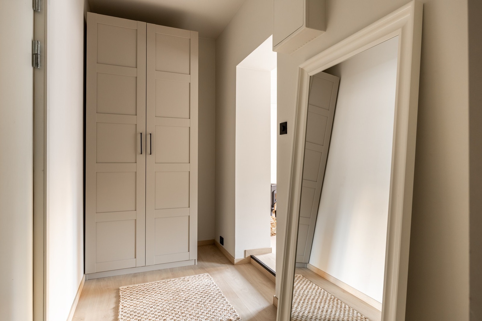 Lys og luftig entré med garderobeskap Galleribilde