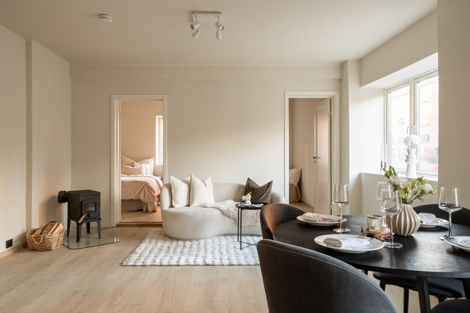 God takhøyde og store vindusflater gir en luftig romfølelse Galleribilde