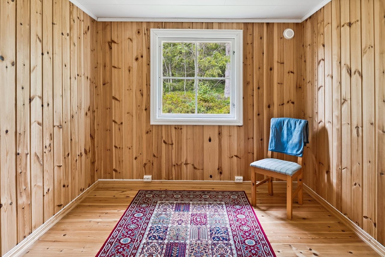 Det er to soverom i boligen. Gjennomført stil i hele hytta med hvitmalte karmer, stående panel og lakkert tregulv. Galleribilde