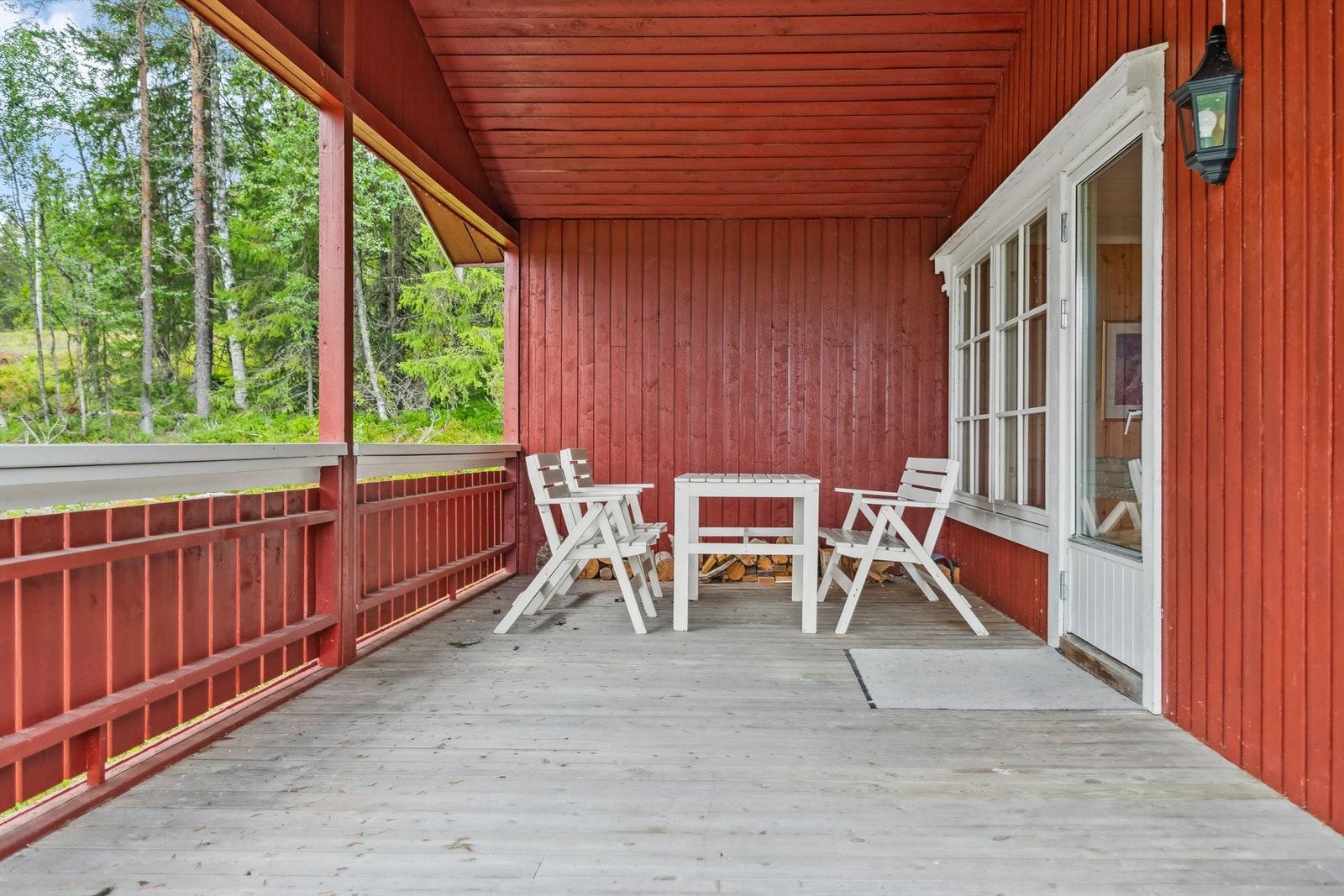 Overbygget terrasse med adkomst fra stuen og terrenget. God plass til utemøblement. Vannkran på utsiden av rekkverket. Galleribilde