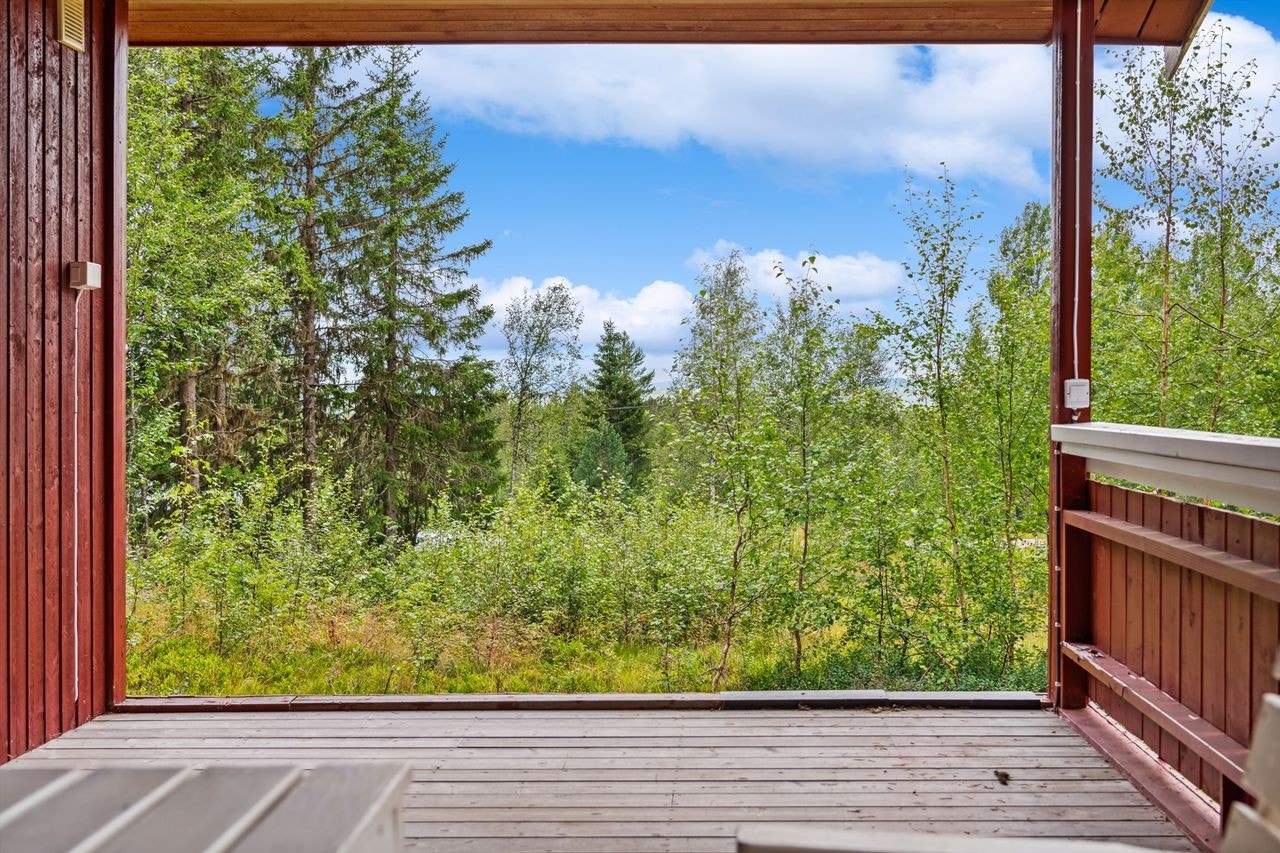 Her kan man nyte utedagene selv om regnet faller ned. Flott natur omkranser terrassen og hytta. Galleribilde