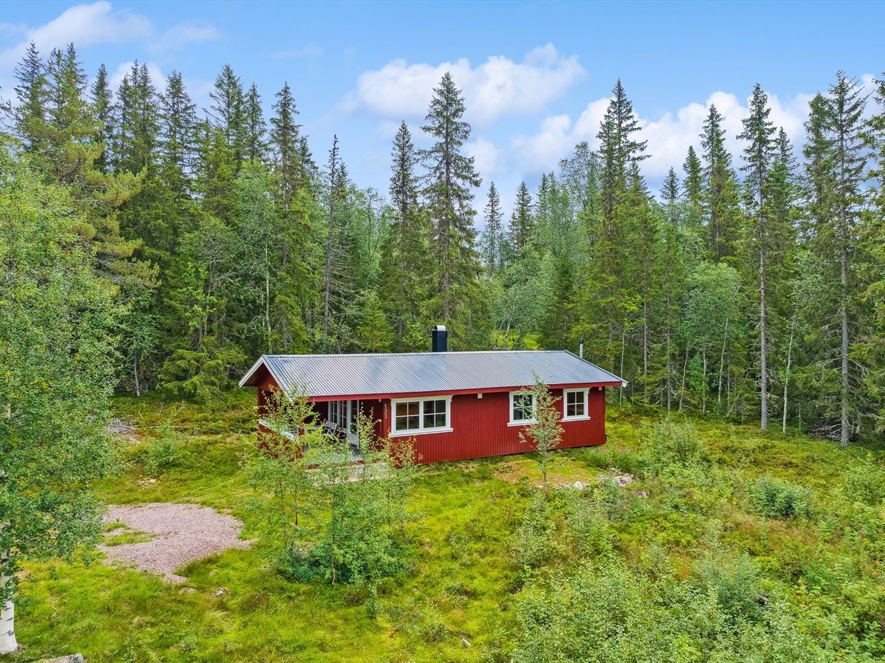 Hytta ligger midt i flott natur. Her kan man sette på seg skoene og vandre milevis i fred og ro Galleribilde