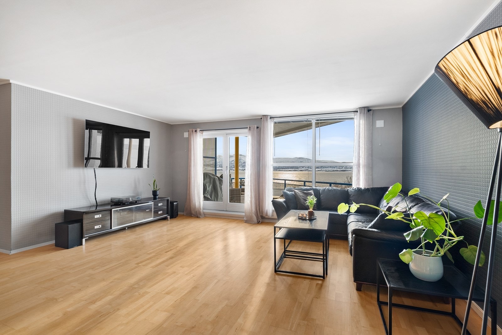 Leiligheten har en svært romslig stue som ligger i åpen løsning med kjøkkenet, og har fint plass til både en større sittegruppe og et stort spisestuemøblement. Galleribilde