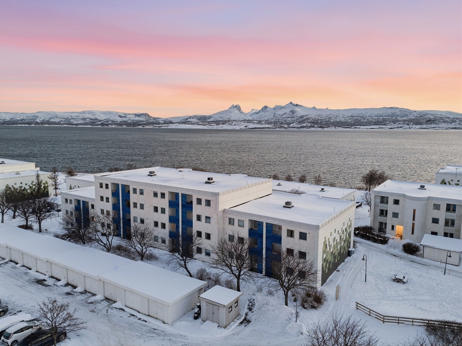 Leiligheten har to balkonger, den største med utgang fra stuen har vidstrakt utsikt over fjorden og Børvasstindan, og fantastiske solforhold! Galleribilde