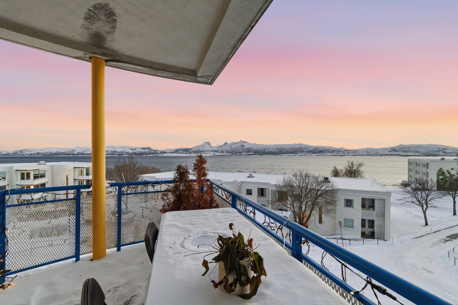 Flott beliggenhet i boligfeltet gir deg vidstrakt utsikt over fjorden, som kan nytes innendørs så vel som utendørs. Galleribilde