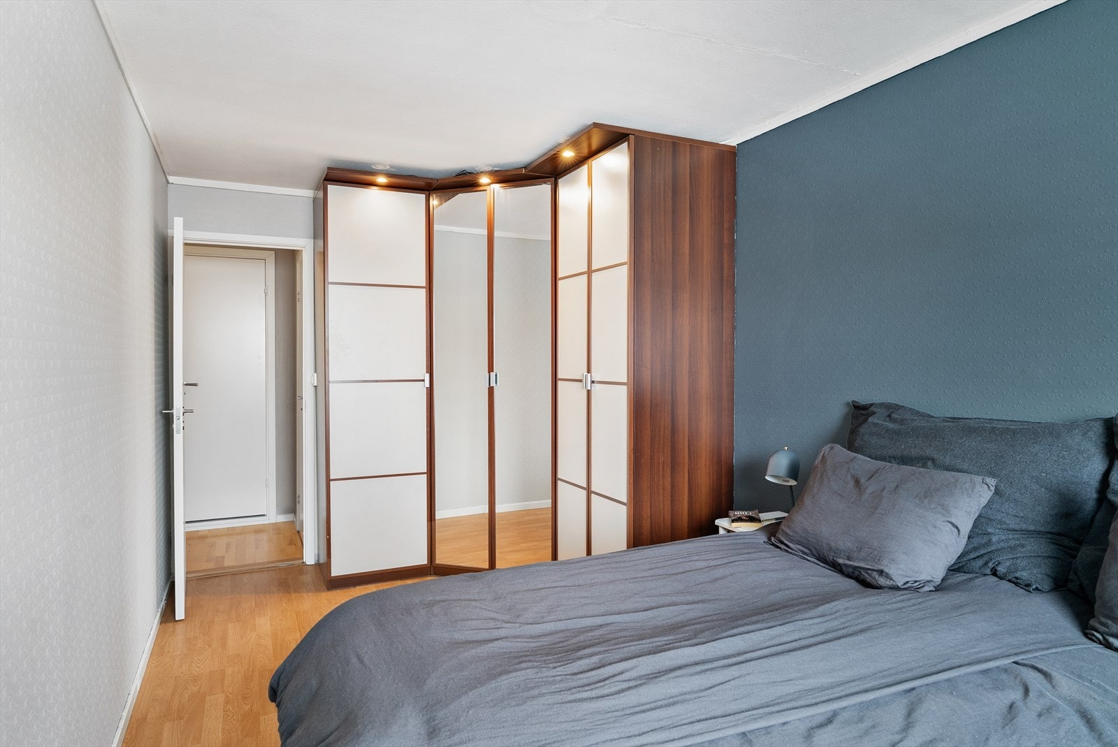 Garderoben har integrert belysning og speildører. Galleribilde