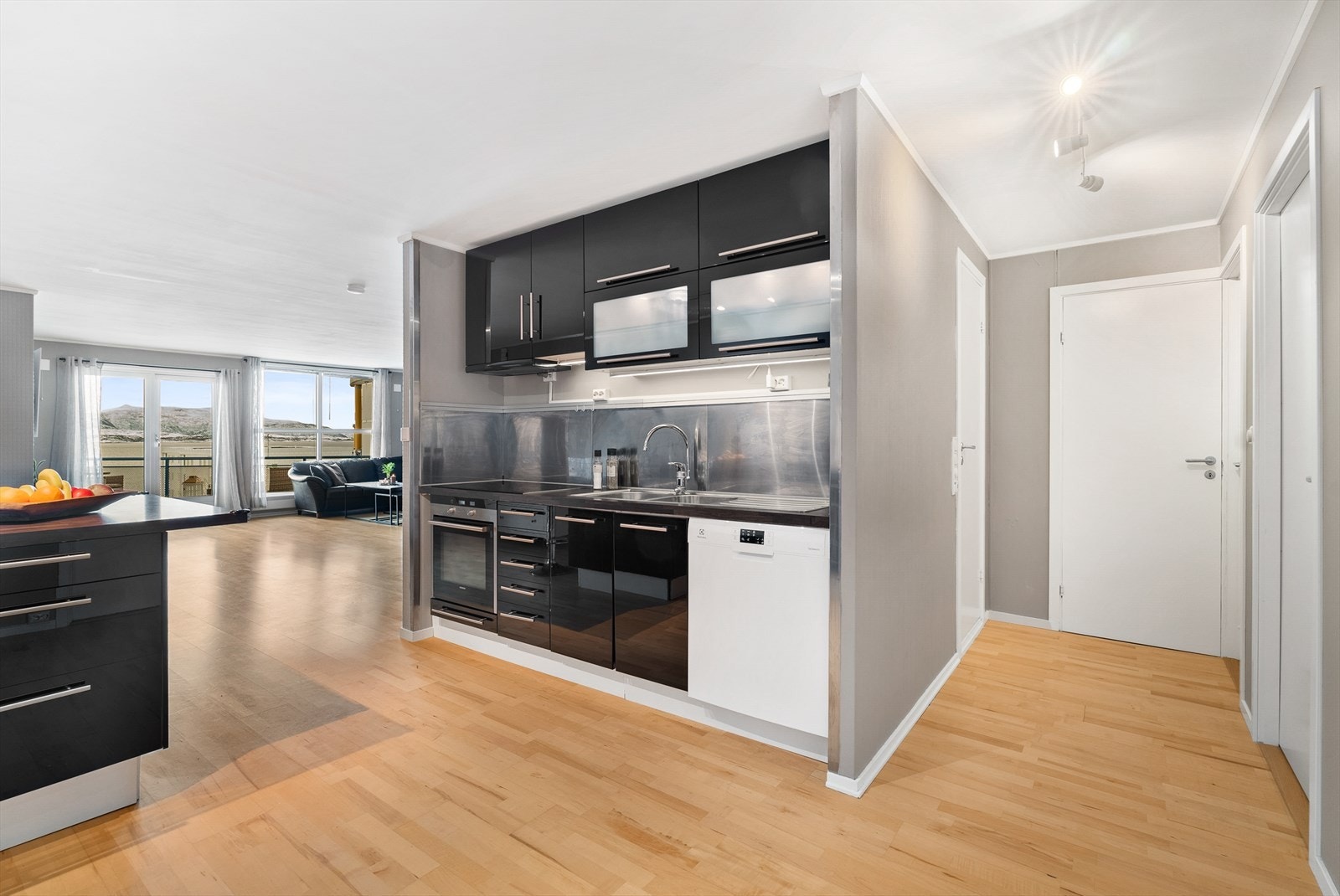 Innredningen har videre stålplater montert under overskap, benkeplate med nedfelt servant, integrert komfyr og oppvaskmaskin. Galleribilde