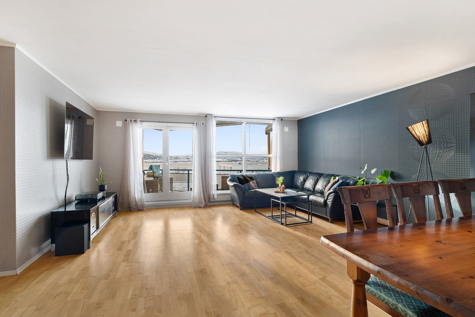 Boligen har gjennomgående moderne fargevalg og fremstår som godt ivaretatt. Galleribilde