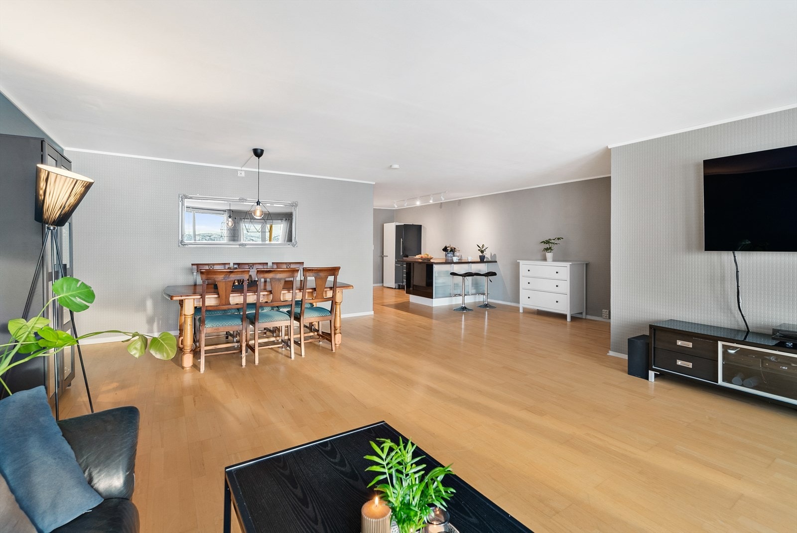 Kjøkkeninnredningen har en praktisk øy som gir god kontakt mellom sonene og rikelig med arbeidsflate. Galleribilde