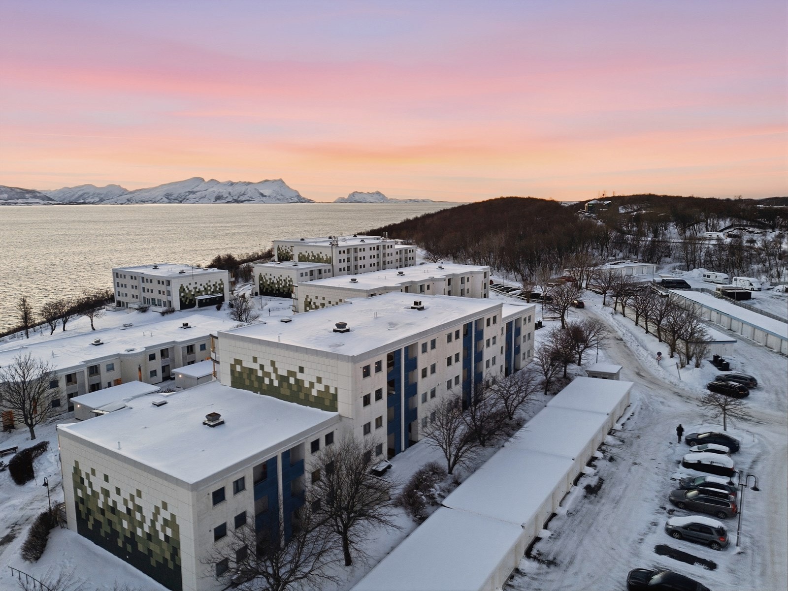 Borettslaget har rikelig med parkeringsplasser, og flott opparbeidede plenarealer med lekeplass, sittebenker og internveier. Galleribilde