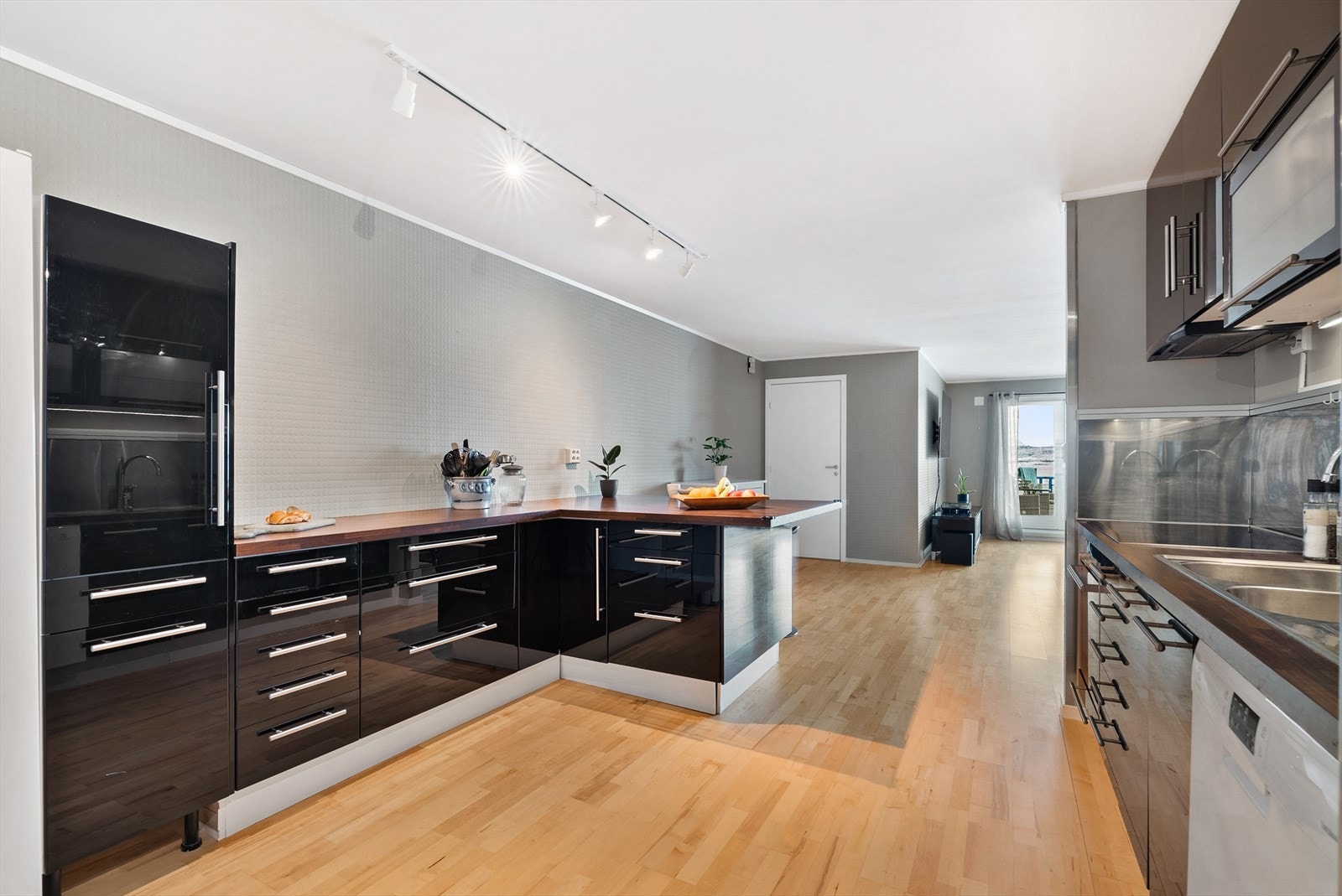 Meget godt utbygget kjøkkeninnredning med slette fronter, dels med glass, og laminerte benkeplater. Galleribilde