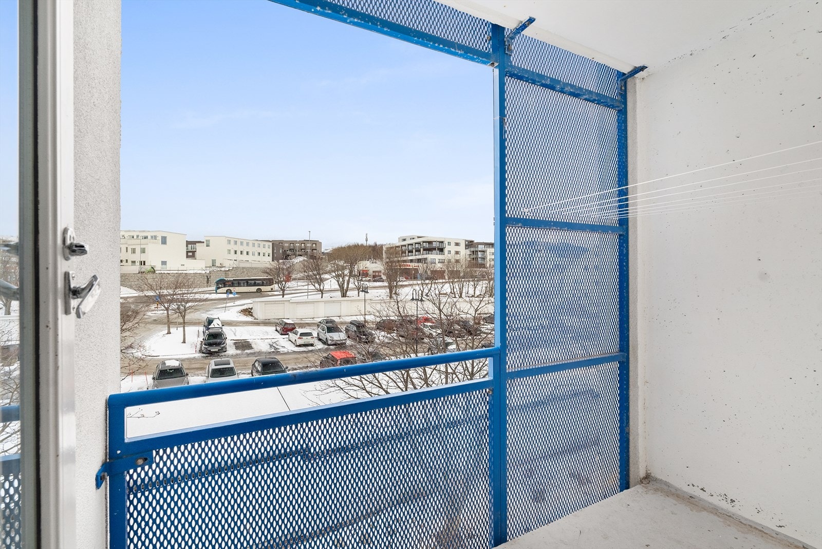 Balkongen har fint plass til et kafésett. Galleribilde