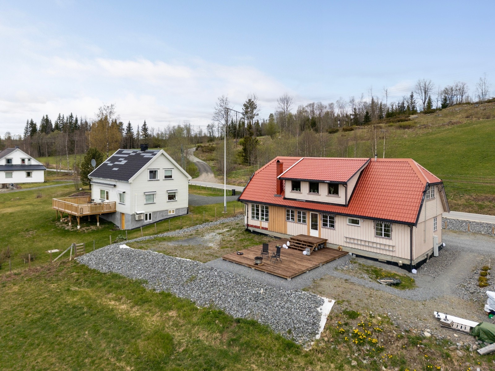 Landåsbygda består av åpen natur, spredt bebyggelse og landbruk Galleribilde