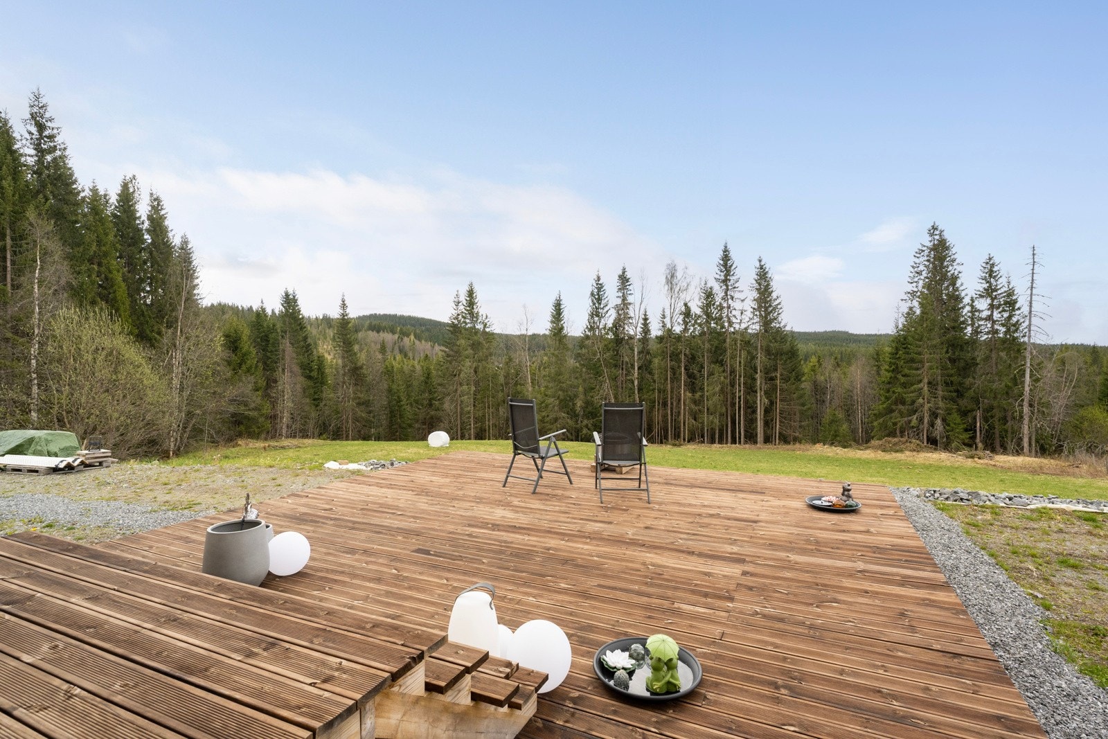 Fra stuen har du utgang til en solrik terrasse - ideell for grilling og avslapning på varme sommerdager Galleribilde