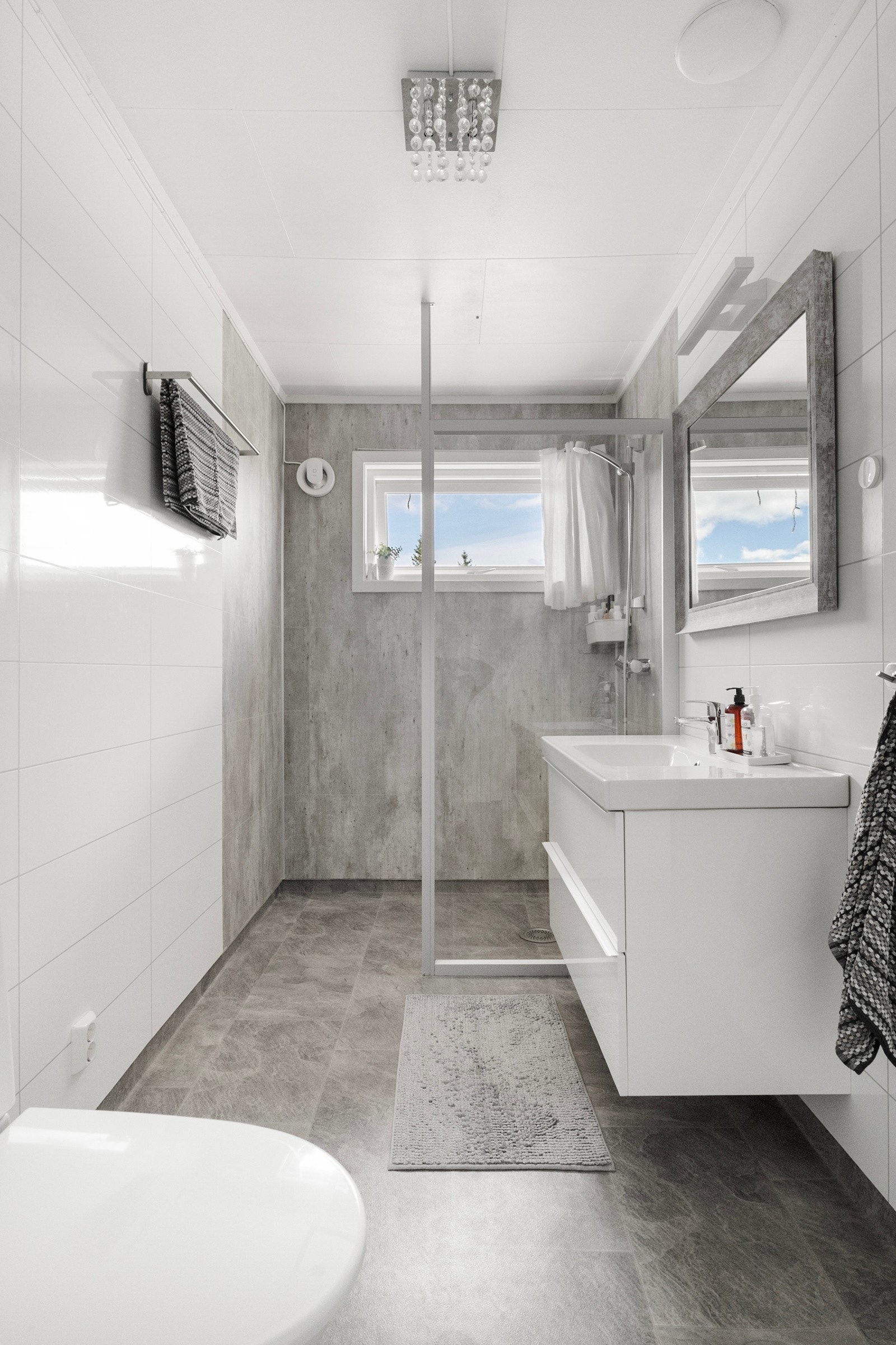 Pent bad med funksjonell innredning og elektriske varmekabler i gulvet for ekstra komfort. Galleribilde