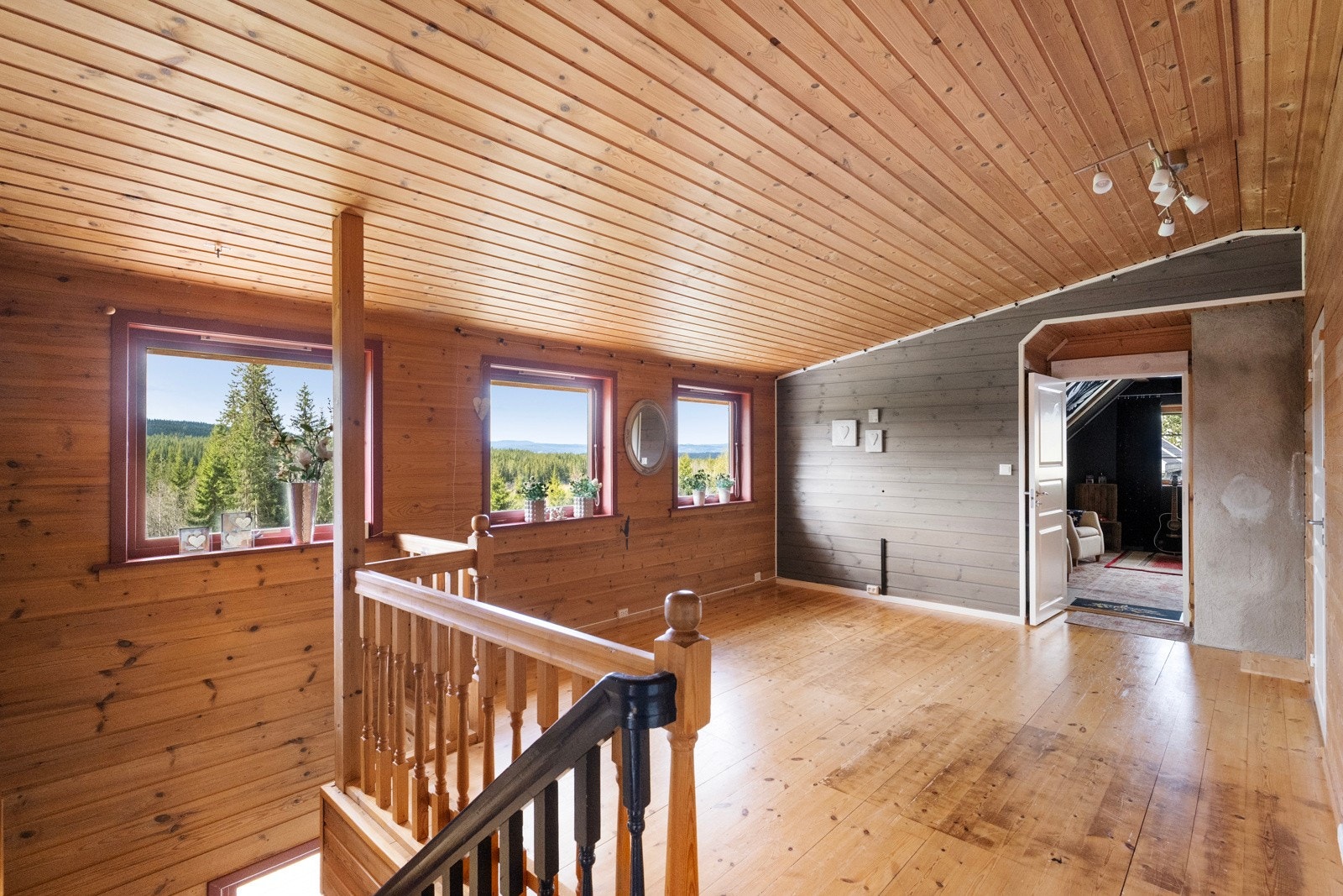 Koselig loftstue i 2. etasje, perfekt som TV-stue, lekerom for barna eller ekstra oppholdsrom Galleribilde